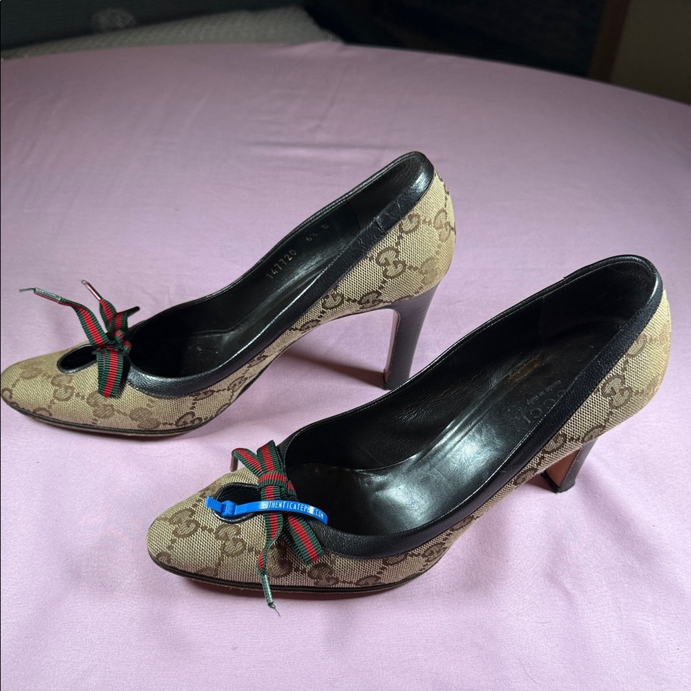 Vintage Gucci Beige GG Canvas Bow Pumps with Black Trim